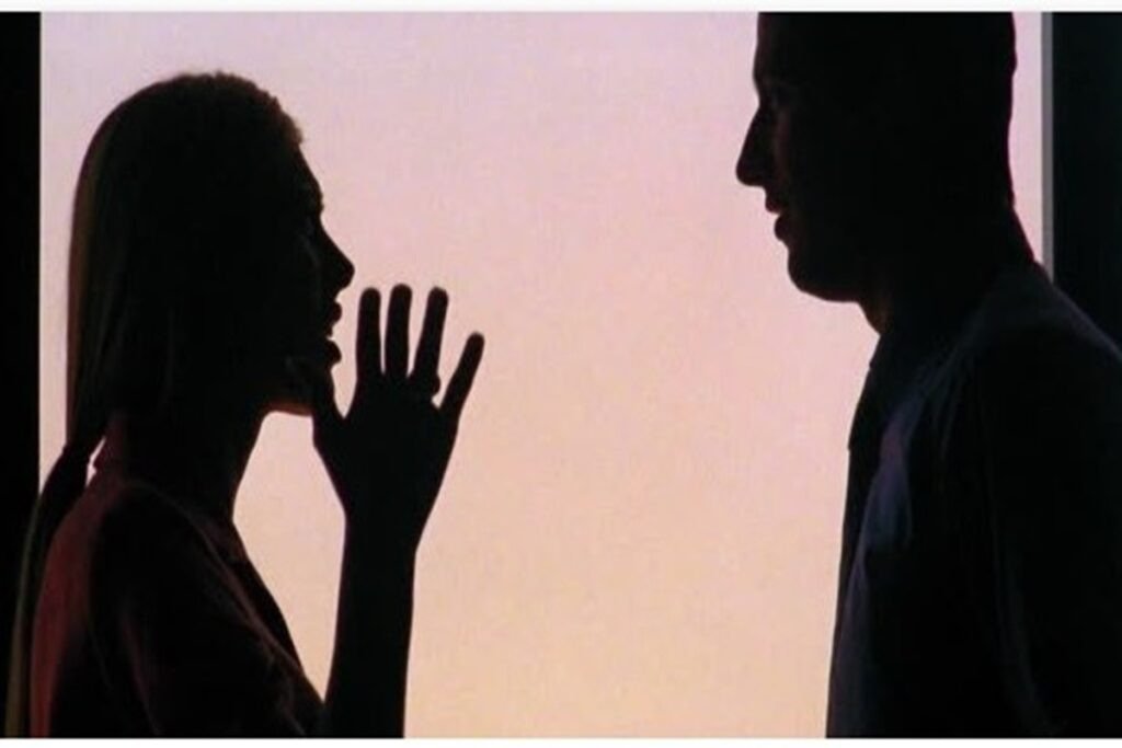 Husband Wife News: पाई-पाई जोड़कर पति ने पढ़ाया, नौकरी लगते ही किसी गैर के प्यार में पड़ गई पत्नी! थाने पहुंचा पीड़ित