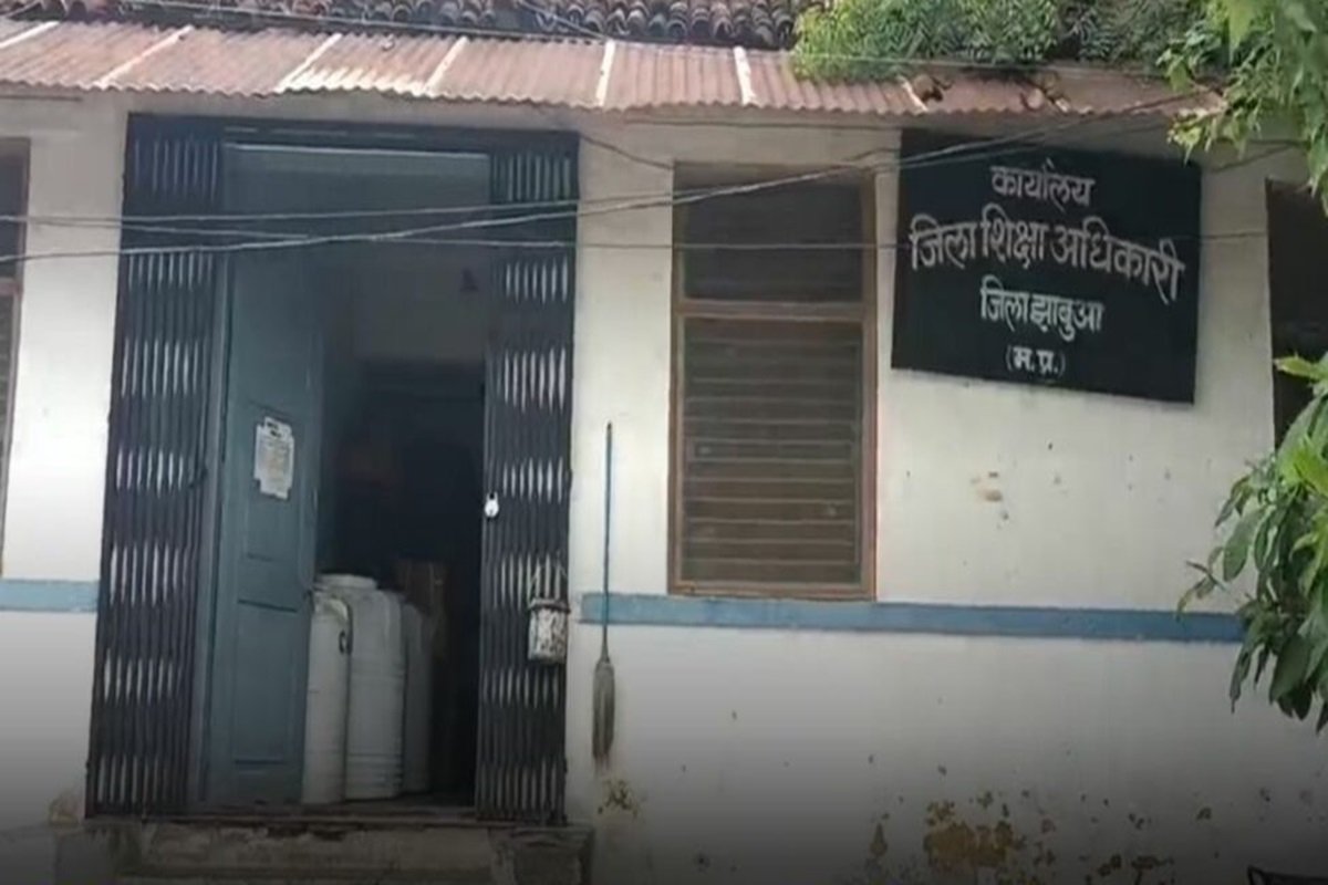 Education Office: तबादले के बाद ऑफिस का सामान भी ले उड़े DEO! 5.5 लाख की सामग्री गायब, मचा हड़कंप