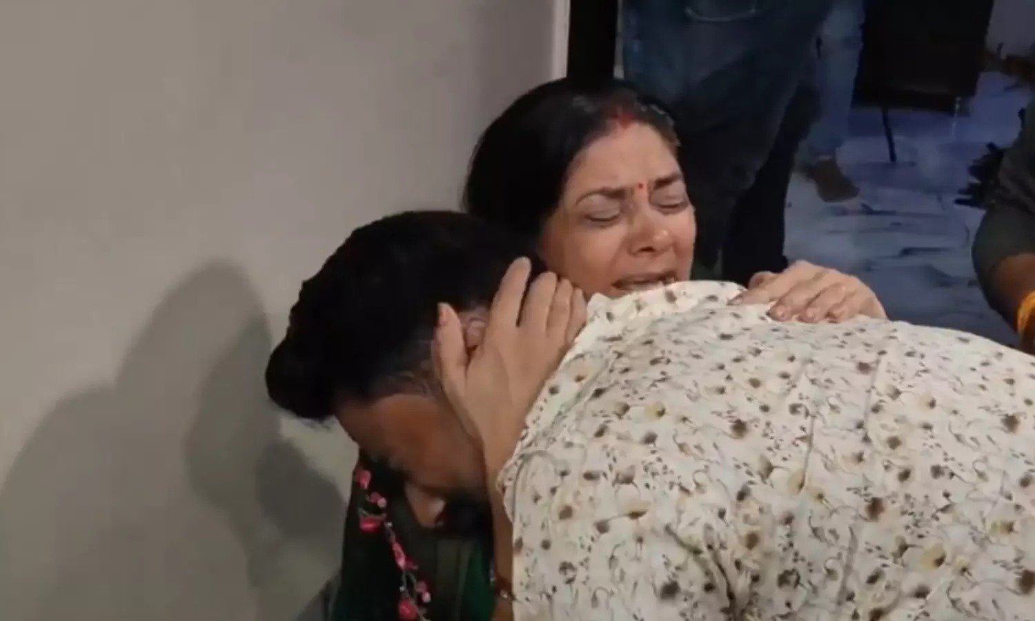 Raja Raghuvanshi Murder Case : सोनम रघुवंशी का भाई राजा की मां से गले लग कर रोया, कहा – उसे फांसी होनी चाहिए