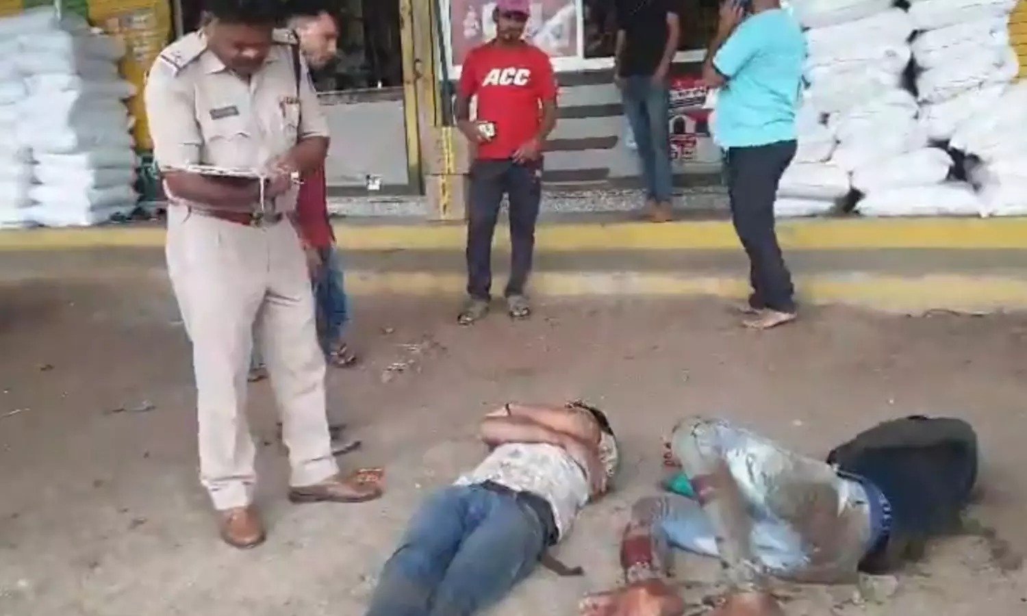 सड़क दुर्घटना: इंसान की जान से ज्यादा जरूरी कागजी कार्रवाई! तड़पते रहे घायल, फॉर्म भरने में जुटी पुलिस