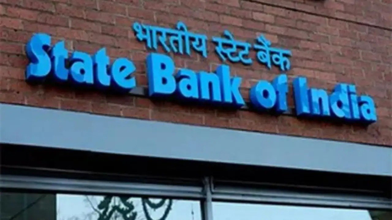 SBI Interest Rate: भारतीय स्टेट बैंक ने अपने ग्राहकों को दिया तोहफा, ब्याज दरों में की इतने प्रतिशत की कटौती, जानें नए रेट्स