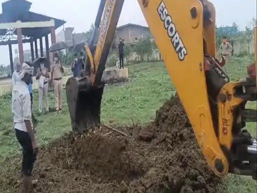 रायपुर में कब्र से बाहर निकाली गई लाश: एक्सीडेंट के बाद अज्ञात युवक को पुलिस ने दफनाया, परिजनों ने JCB से निकलवाया