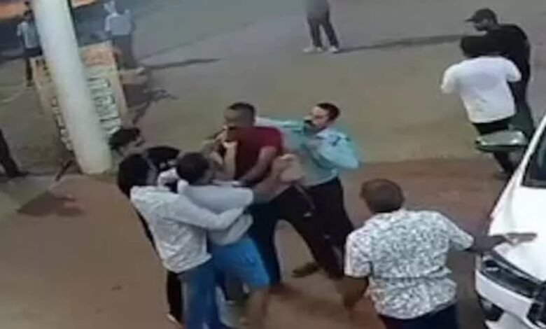CG News : कर्मचारी के पिता ने विधायक प्रतिनिधि को मारा चप्पल, इस बात को लेकर हुआ था विवाद, जानें पूरा मामला