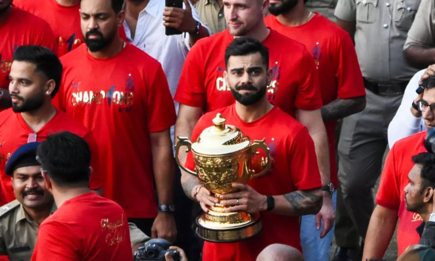 Virat Kohli News: विराट कोहली की बढ़ सकती है मुश्किलें, बेंगलुरु भगदड़ मामले में शिकायत दर्ज