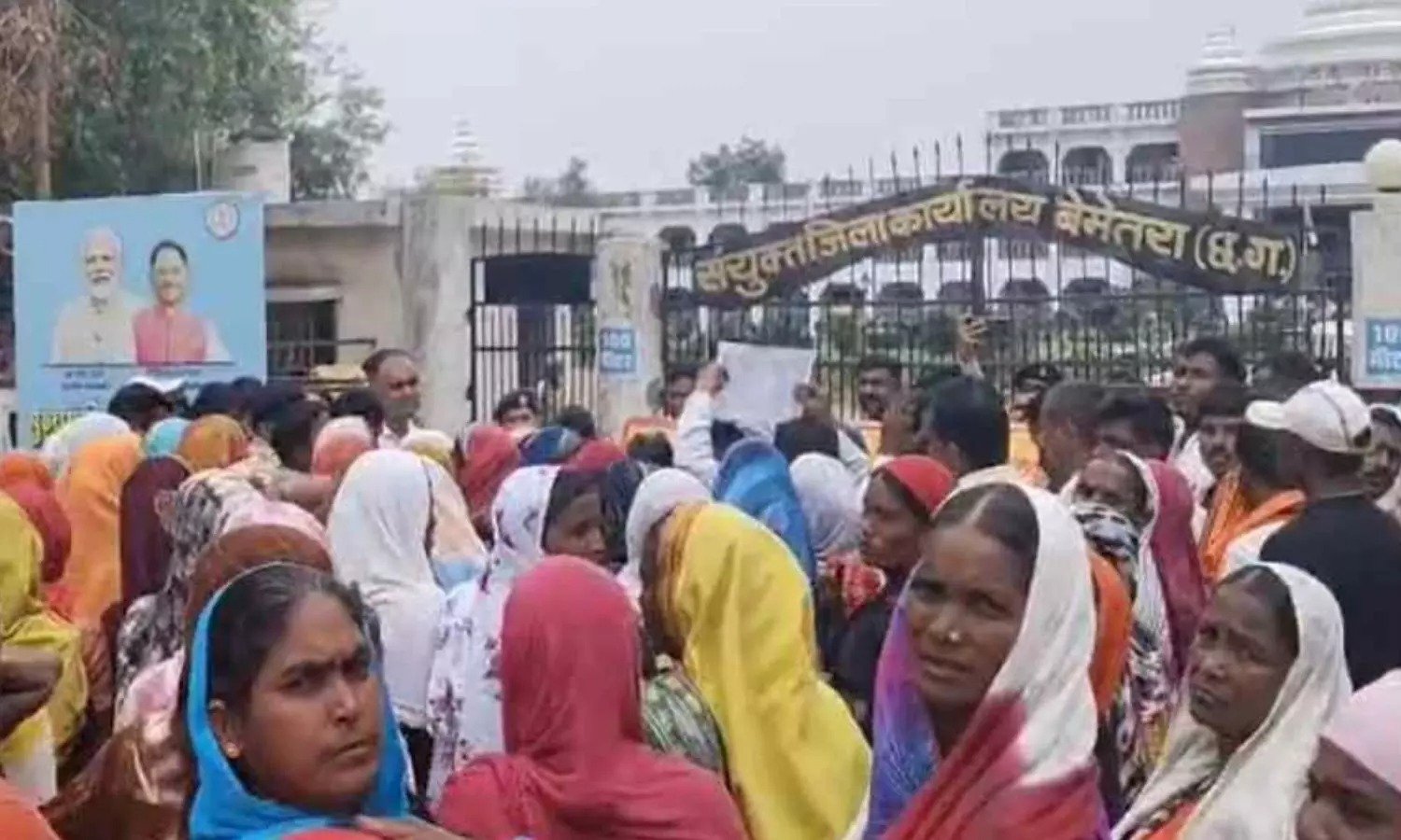 लव अफेयर में बॉयफ्रेंड का मर्डर: लड़की के परिजनों पर हत्या का आरोप, गुस्साए ग्रामीणों ने घेरा कलेक्ट्रेट