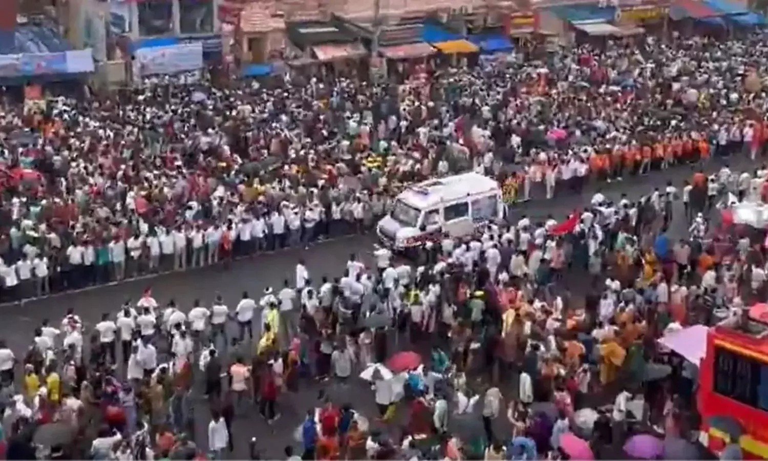 रथयात्रा में मानवता की मिसाल: 1500 स्वयंसेवकों ने बनाई एंबुलेंस के लिए राह, लाखों की भीड़ भी नहीं बनी बाधा