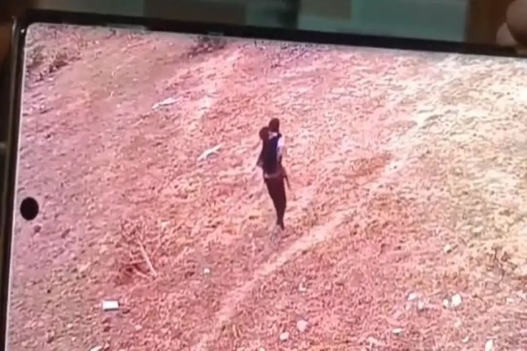 MCB News: घर के बाहर खेल रही मासूम बच्ची का अपहरण, कंधे में बैठाकर ले गया युवक, CCTV फुटेज आया सामने