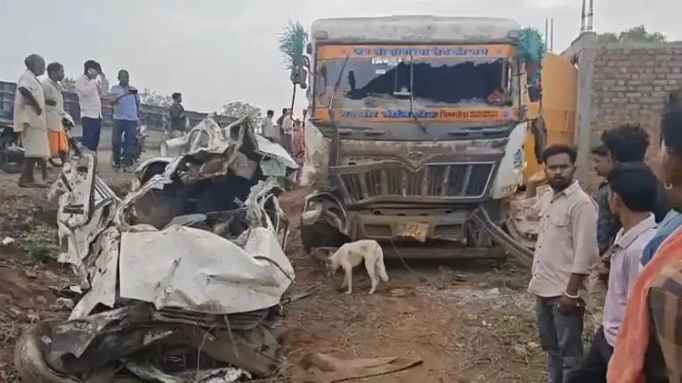 Road Accident : शादी से लौट रही इको कार पर पलटा सीमेंट से लदा ट्रक, 9 की मौत, मचा कोहराम