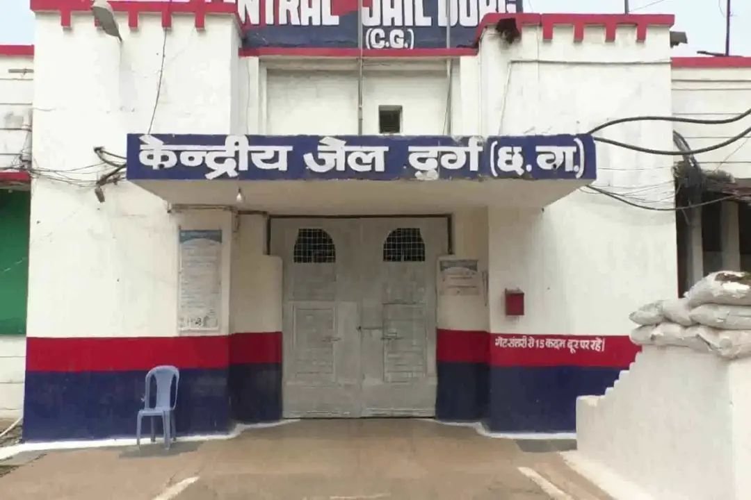 Durg Jail News: जेल में बंद कैदियों को पैसा लेकर मुहैया कराते थे तमाम सुख-सुविधाएं! कई जेल प्रहरियों के खिलाफ सख्त कार्रवाई की तैयारी