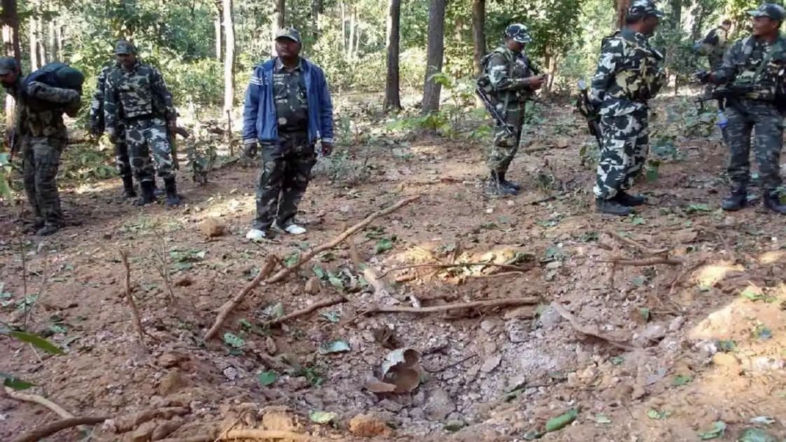 Chhattisgarh IED Blast: छत्तीसगढ़ के कोंटा में IED ब्लास्ट, एएसपी शहीद, कई जवान घायल