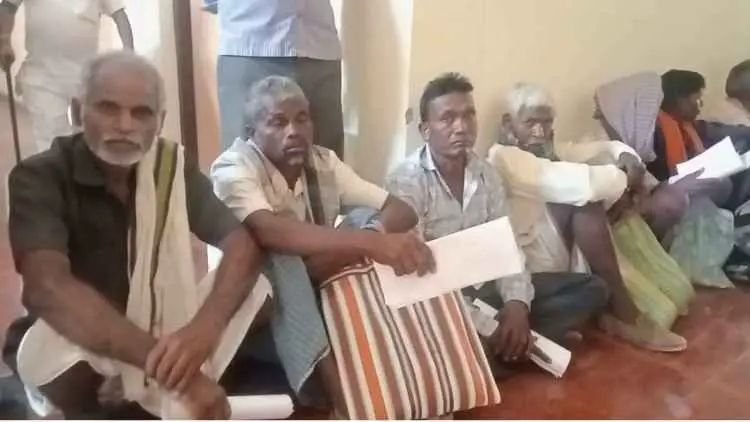 CG News: रिश्वत में पैसे के साथ मुर्गा-बकरा खा गए पटवारी, लेकिन नहीं किया काम, शिकायत लेकर जनदर्शन में पहुंचे ग्रामीण