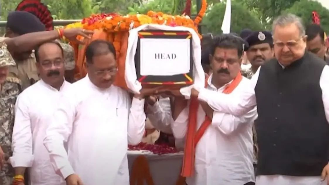 मुख्यमंत्री साय ने शहीद एएसपी आकाश राव गिरपुंजे को दी श्रद्धांजलि, पार्थिव शरीर को कंधा देकर दी अंतिम विदाई