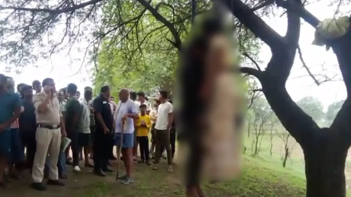 CG Suicide : प्रेमी जोड़े की पेड़ पर लटकी मिली लाश, शादीशुदा था युवक, महिला के माथे पर भी दिखा सिंदूर, पुलिस हर एंगल से कर रही जांच..