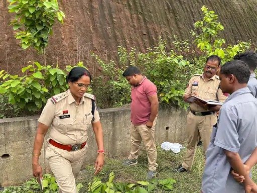 रेलवे ट्रैक किनारे मिला युवक का शव, सिर और गले पर गंभीर चोट के निशान, जांच में जुटी पुलिस