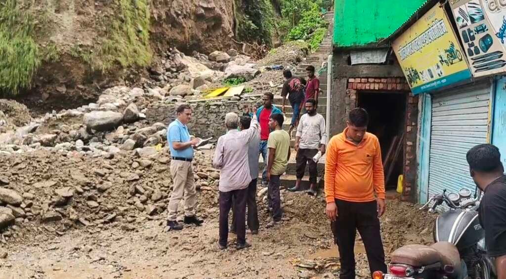 रुद्रप्रयाग की केदार घाटी में फटा बादल, घर-गाड़ियां मलबे में दबे, मौके पर पहुंचा प्रशासन
