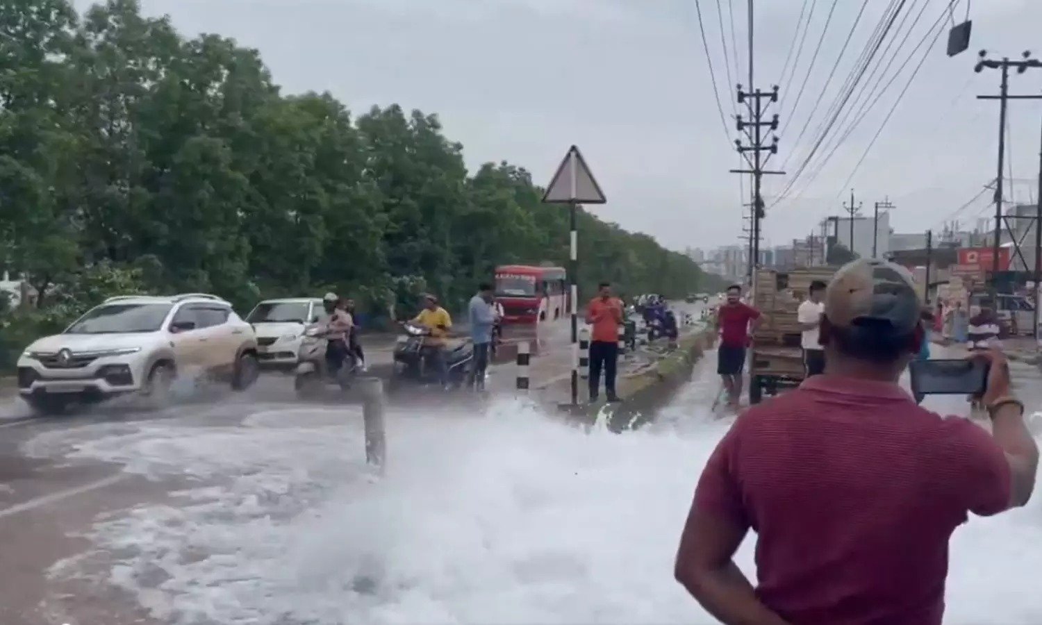 रायपुर में टूटी पानी की पाइप: सड़क बनी तालाब, लाखों लीटर पानी की बर्बादी के बाद खुली निगम की नींद
