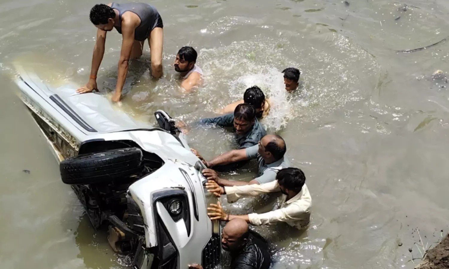 इंदौर-बैतूल हाईवे पर दर्दनाक हादसा: कालीसिंध नदी में गिरी कार, दो की मौत, दो गंभीर घायल