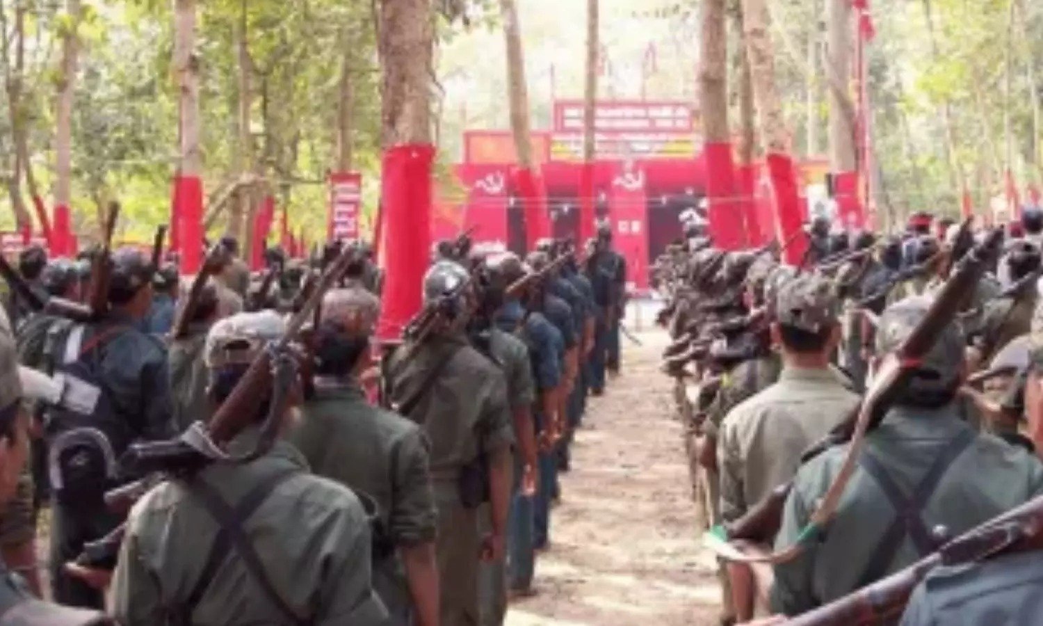 CG Naxal Surrender: छत्तीसगढ़ में पुनर्वास नीति का असर, नक्सली छोड़ रहे हिंसा, एक साथ 13 नक्सलियों ने डाले हथियार