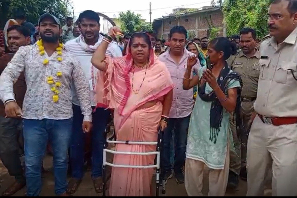 MP News: पंचायत भवन के उद्धाटन से पहले ही पंचों को उठा ले गई पुलिस, फूटा विधायक का गुस्सा, पूरा माजरा जान रह जाएंगे हैरान