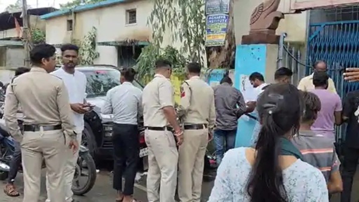 आबकारी कांस्टेबल एग्जाम में बवाल! लड़कियों के दुपट्टे उतरवाए, देरी पर नहीं दी एंट्री, कैंडिडेट्स ने एडमिट कार्ड फाड़े