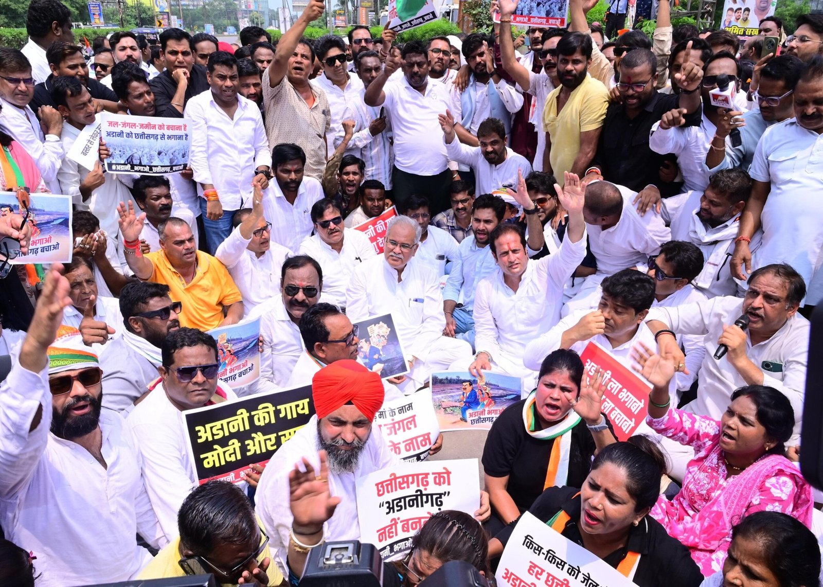 छत्तीसगढ़ में 33 जिलों में कांग्रेस का बड़ा विरोध प्रदर्शन, चैतन्य बघेल की गिरफ्तारी को बताया साजिश, रायपुर में BJP पर जमकर बरसे भूपेश