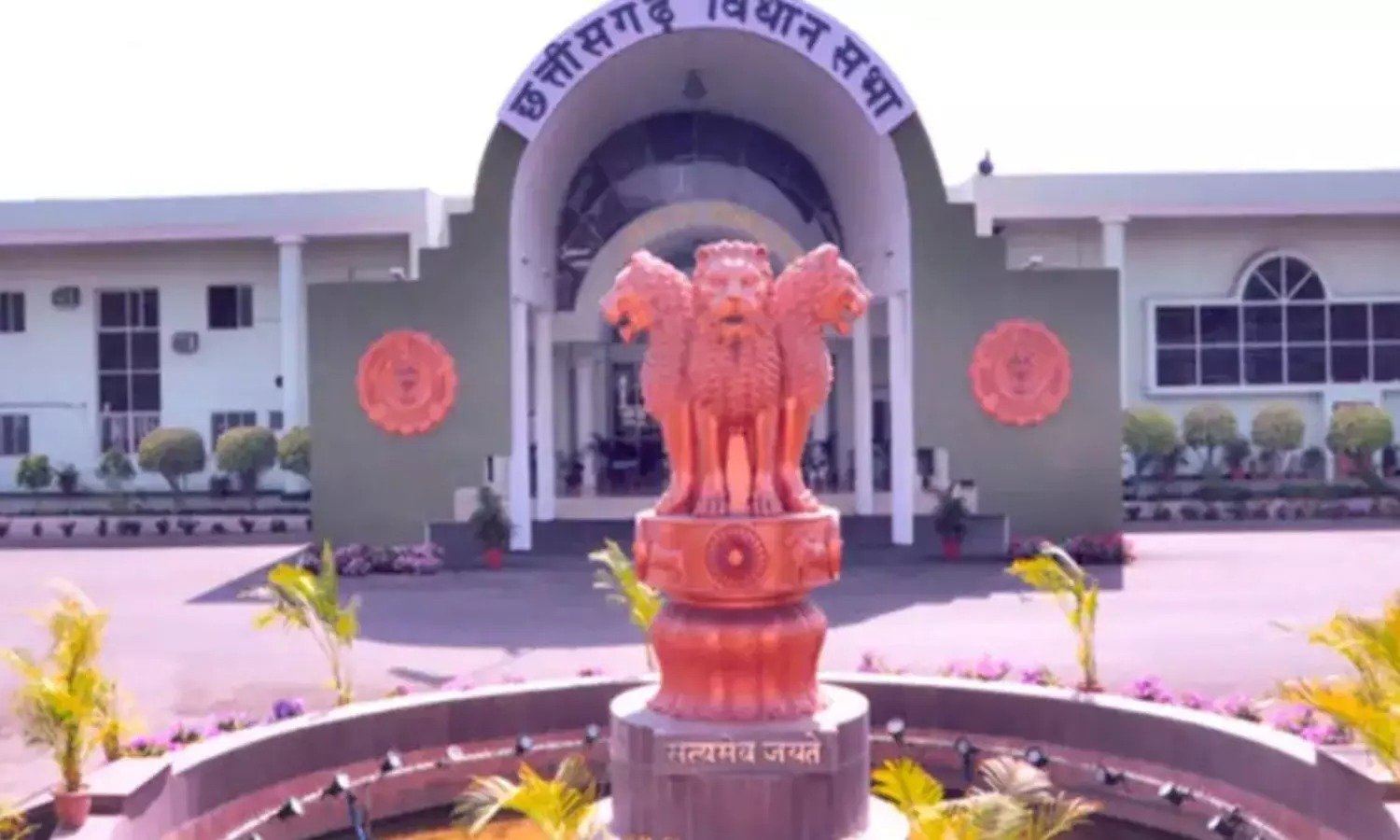 छत्तीसगढ़ मानसून सत्र 2025: पहले दिन RI भर्ती परीक्षा गड़बड़ी पर सदन में हंगामा, विपक्ष ने किया वॉकआउट