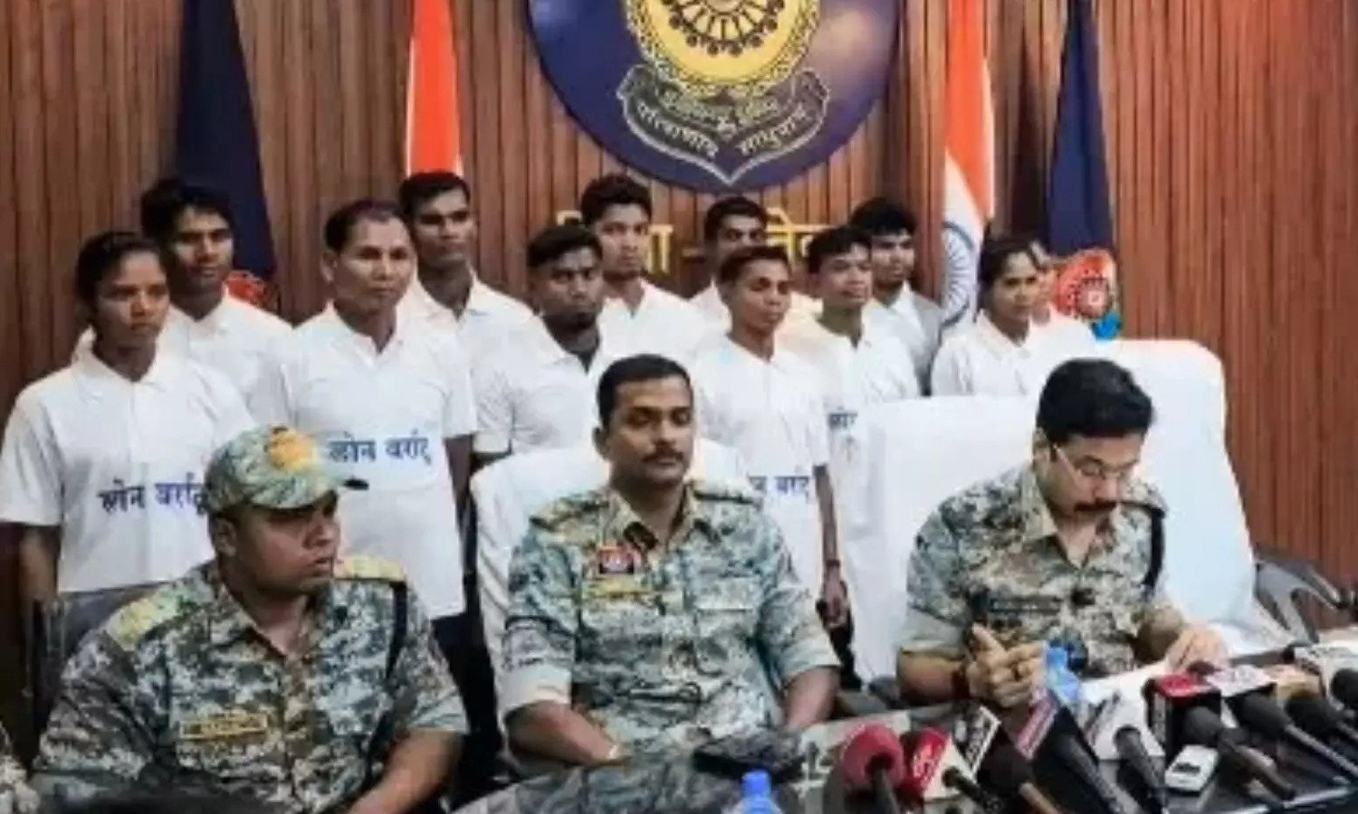 CG Naxal Surrender: दंतेवाड़ा में 8 लाख इनामी नक्सली चंद्रना समेत 12 नक्सलियों ने किया सरेंडर