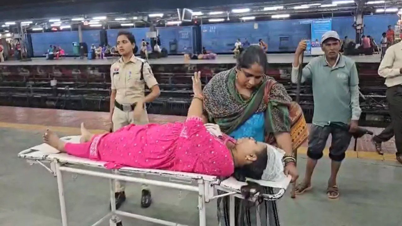 ट्रेन में सीट को लेकर युवतियों की झड़प, मारपीट में एक घायल, GRP ने दर्ज की शिकायत