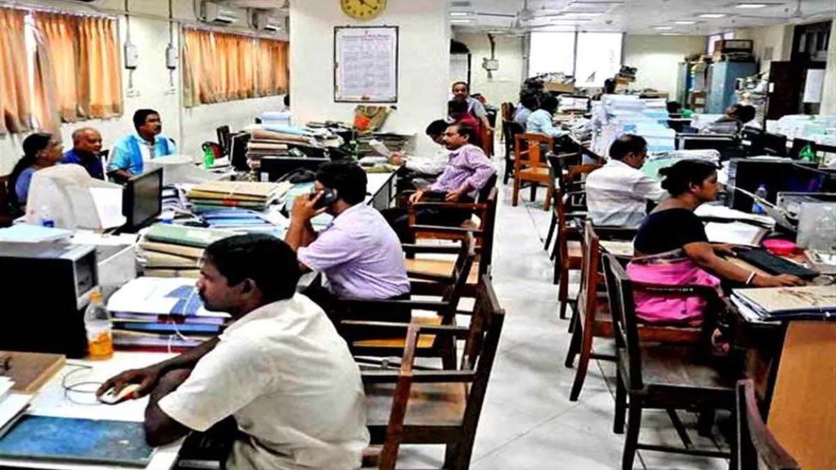 Govt Employee Duty Time: सरकारी कर्मचारियों की ड्यूटी टाइम में बदलाव! अब इतने बजे तक पहुंच सकेंगे दफ्तर, इस वजह से सरकार ने लिया बड़ा फैसला