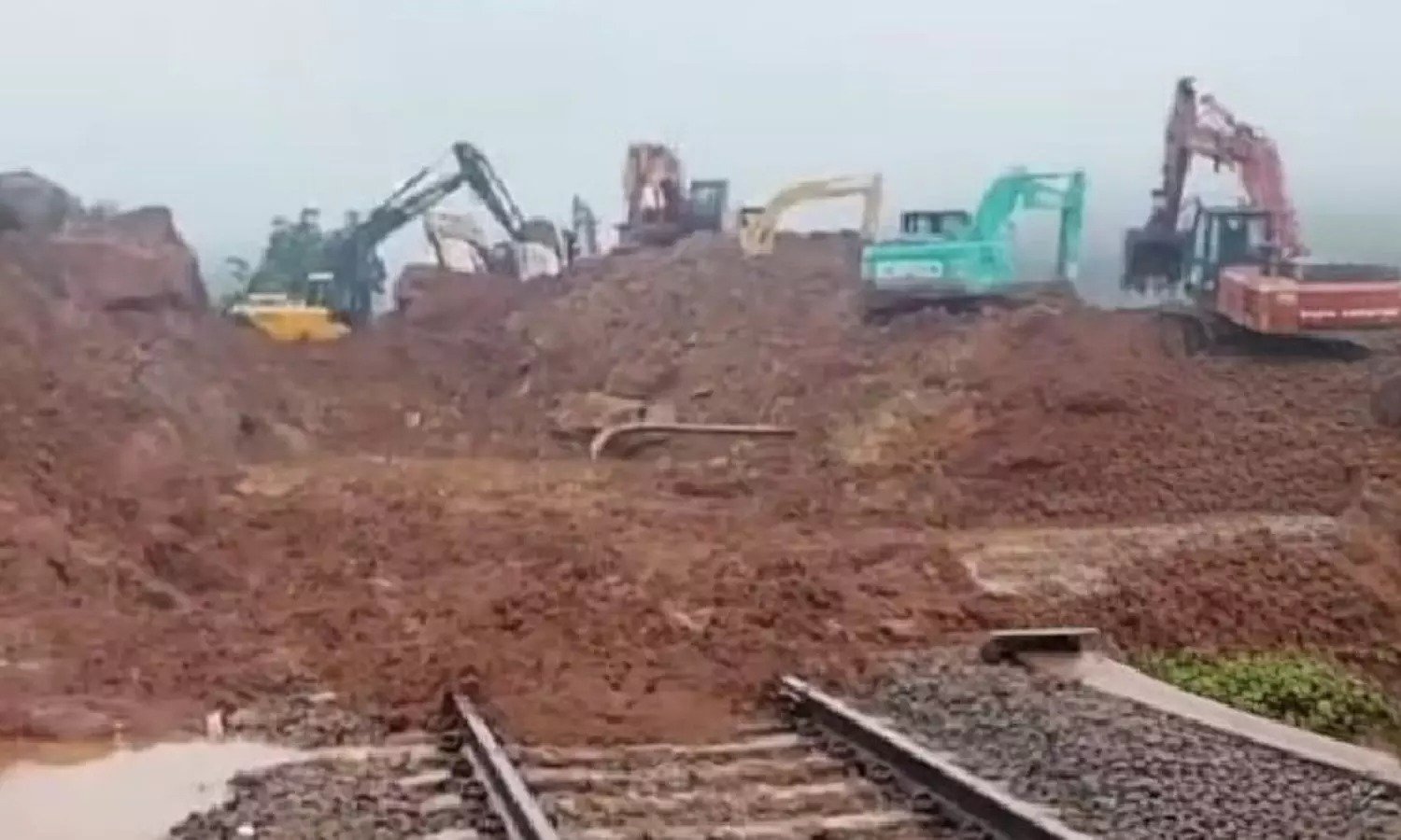 रेल लाइन पर लैंडस्लाइड: दो ट्रेन कैंसिल और 4 शॉर्ट टर्मिनेट, तीन दिन से कर्मचारी हटा रहे मलबा