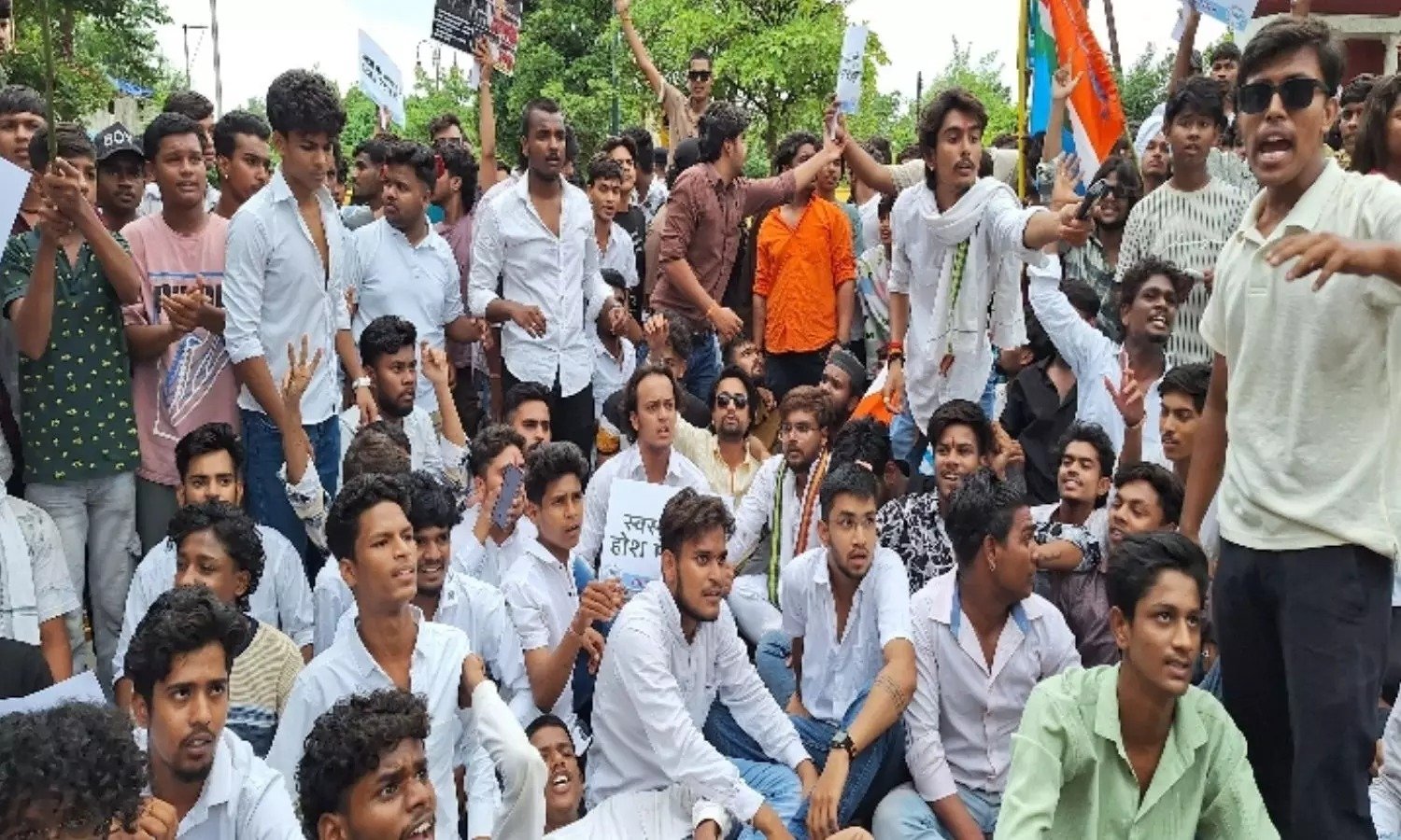 रायपुर में NSUI का उग्र प्रदर्शन, बैरिकेड तोड़ मंत्री के बंगले का घेराव, मेडिकल कॉलेज हॉस्टल में बिजली-पानी की किल्लत