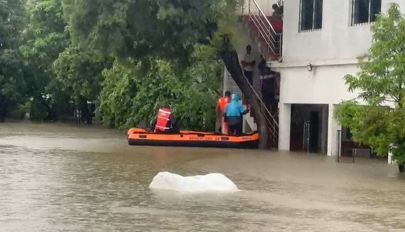 लगातार हो रही बारिश से बढ़ी मुश्किलें, टापू में तब्दील हुआ यहां का हॉस्टल परिसर, छात्रों को नाव के सहारे निकाला गया बाहर