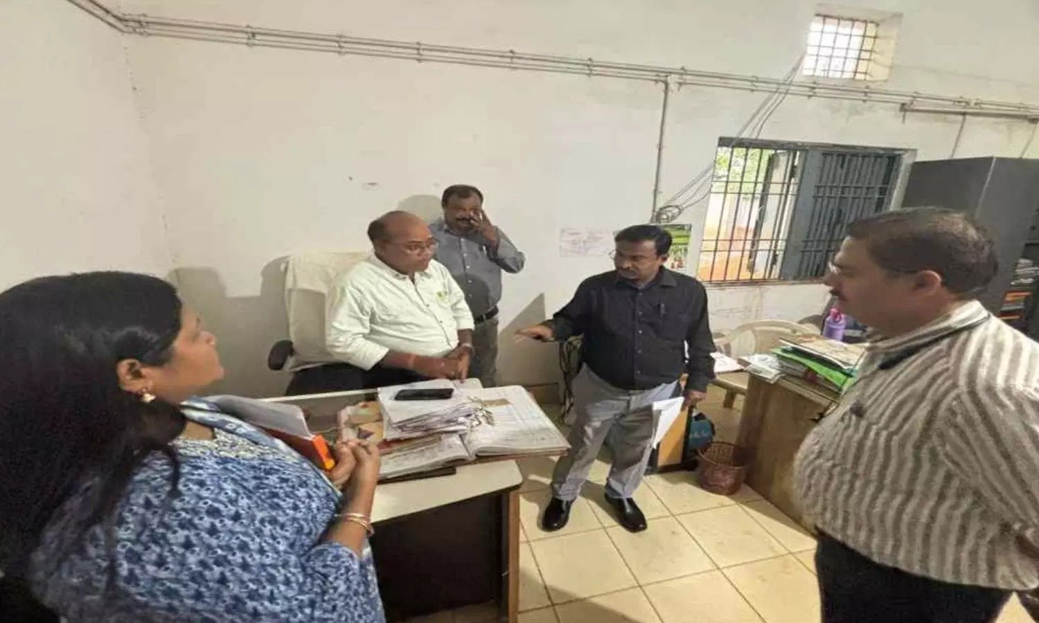 Raipur News: संभाग आयुक्त का आकस्मिक निरीक्षण, काम में लापरवाही पर CMO समेत कई कर्मचारियों को नोटिस