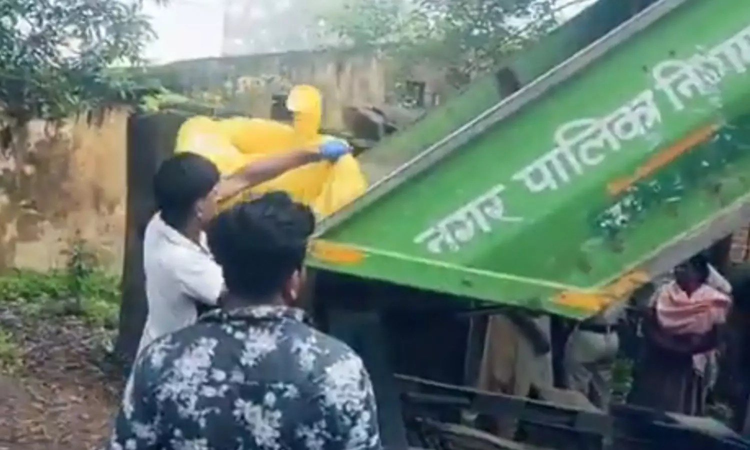 मानवता पर कलंक: कचरा गाड़ी में पीएम के लिए भेजा महिला का शव, अब नप गए अधिकारी