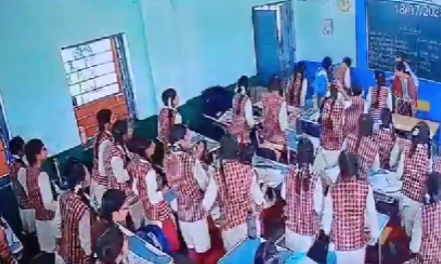 चलती क्लास के बीच गिरा छत का प्लास्टर, घटना का CCTV वीडियो आया सामने, देखें