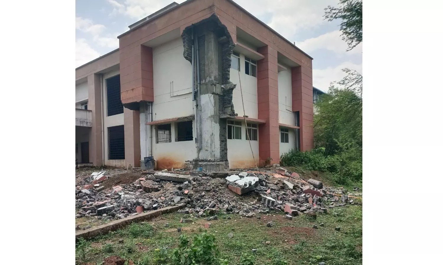ऑडिटोरियम नहीं सिस्टम में घपला: पत्रकारिता विवि ऑडिटोरियम निर्माण में फूंके 7 करोड़, उद्धघाटन से पहले ही ढह गई दीवारे