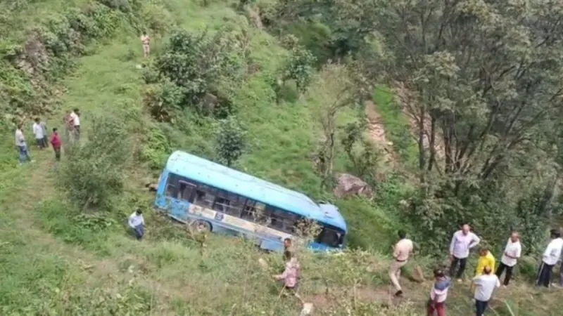 बड़ा हादसा! अनियंत्रित होकर खाई में गिरी बस, मची चीख पुकार, इतने लोगों की मौत
