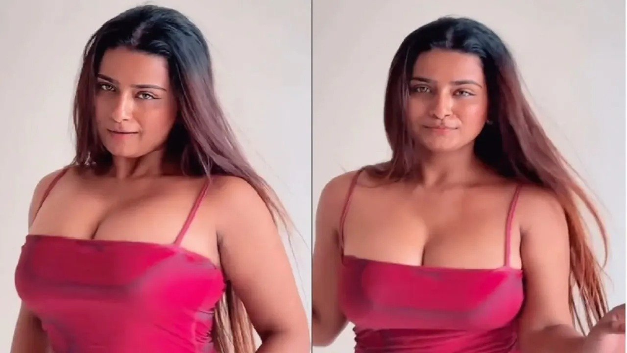Desi Bhabhi Sexy Video: डीपनेक कपड़े में देसी भाभी ने दिखाए नखरे, देखकर मचल उठा युवाओं को दिल, अब वीडियो हुआ वायरल