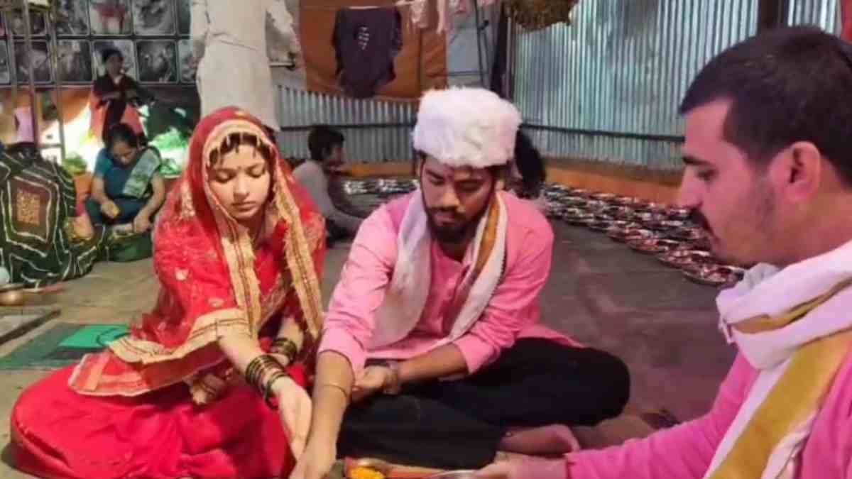 Religious Conversion in Khandwa: मुस्लिम युवती ने किया धर्म परिवर्तन, मंदिर में जाकर प्रेमी के साथ लिए साथ फेरे