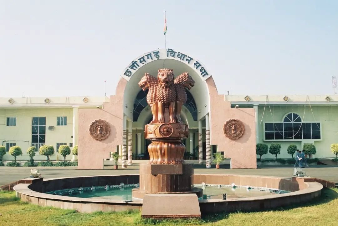 CG Vidhansabha Latest News: नेता प्रतिपक्ष महंत ने उठाया पीएम आवास में गड़बड़ी का मुद्दा, दागे एक के बाद एक दनादन सवाल, जानिए क्या था मंत्री का जवाब