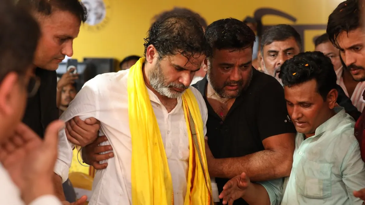 जनसभा के दौरान प्रशांत किशोर को लगी चोट, बगैर भाषण दिए लौटे पटना