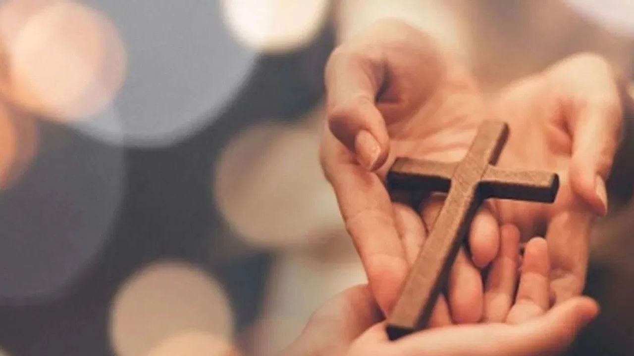 शिक्षिका के घर में चल रही थी प्रार्थना सभा, धर्मांतरण का आरोप लगाते हुए हिंदू संगठनों ने किया भारी हंगामा, मौके पर पहुंची पुलिस