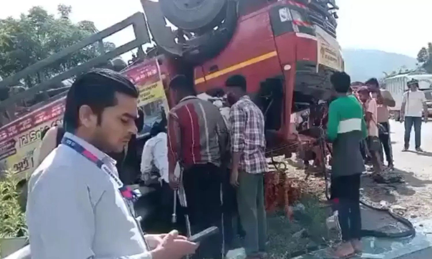 Road Accident : ऋषिकेश से गंगोत्री जा रहा कांवड़ियों से भरा ट्रक पलटा, तीन की मौत ; 10 घायल