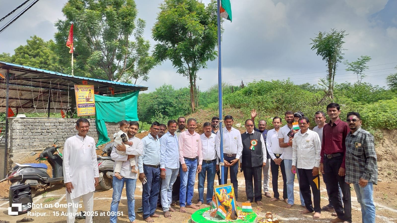 Raipur News: राजधानी के देवनगरी कॉलोनी में शान से लहराया तिरंगा, कॉलोनीवासियों ने राष्ट्रीयध्वज को दी सलामी