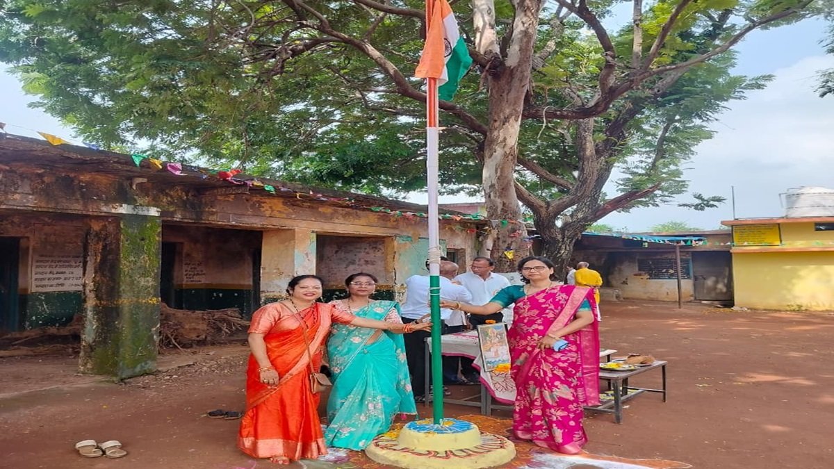 79th Independence Day 2025 : पहांदा माध्यमिक शाला में मनाया गया स्वतंत्रता दिवस, प्रभात फेरी और सांस्कृतिक प्रस्तुतियों ने बांधा समां