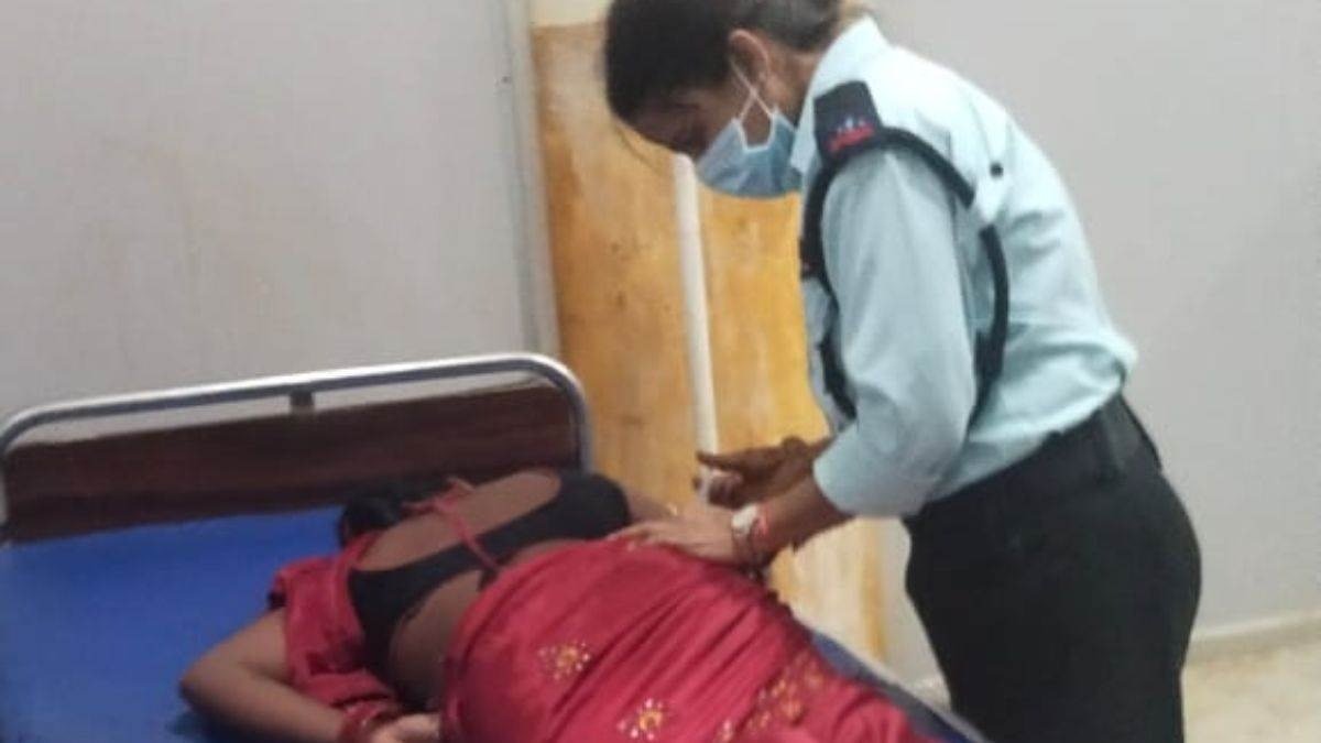 CG News : जिला अस्पताल में महिला गार्ड ने मरीज को लगाया इंजेक्शन, फोटो वायरल होने पर मचा बवाल, कलेक्टर ने थमाया नोटिस