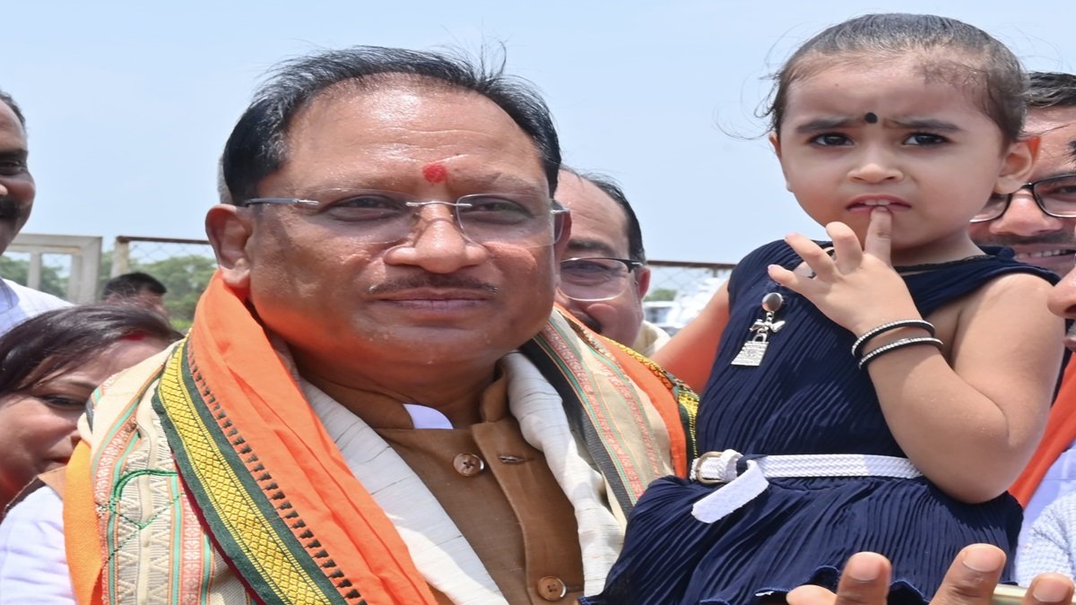 नन्ही सृष्टि को गोद में उठाकर मुख्यमंत्री विष्णु देव साय ने दर्शाया अपनापन, किसानों के बीच भावुक पल बना यादगार