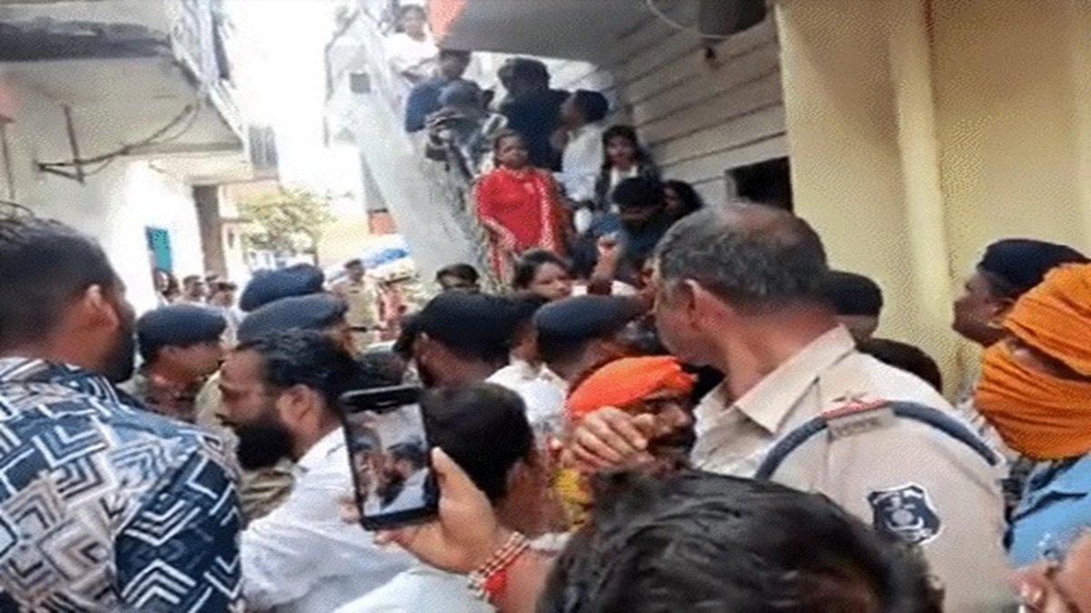 रायपुर में धर्मांतरण को लेकर बवाल, पुलिस के सामने मसीही समाज के लोगों से मारपीट, हिंदू संगठन बोला- भाग रहे थे तो मोहल्लेवालों ने पकड़ा और पीटा