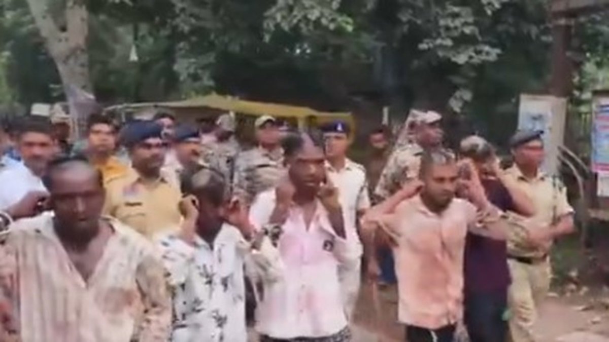 Dhamtari Triple Murder Case : 11 बदमाशों ने की 3 युवकों की निर्मम हत्या, पुलिस ने आधा सिर मुंडवाकर आरोपी को पूरे इलाके में घुमाया