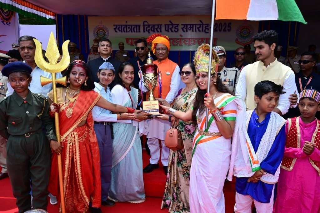 Chhattisgarh News: छत्तीसगढ़ में शान से लहराया तिरंगा, सीएम साय ने रायपुर में किया ध्वाजारोहण, परेड की ली सलामी